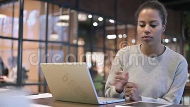 一位非洲妇女在使用笔记本电脑后<strong>离职</strong>